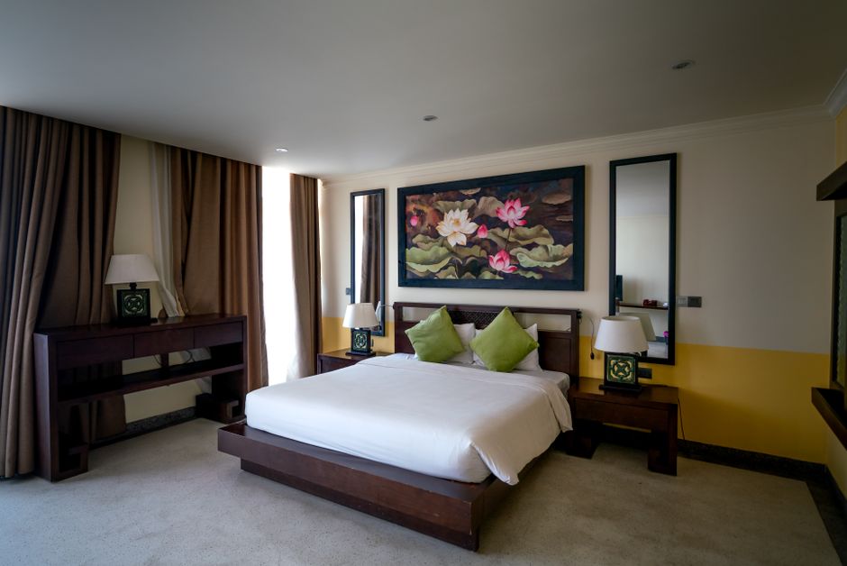 Spacious modern bedroom featuring elegant design, warm lighting, and cozy atmosphere for relaxation.